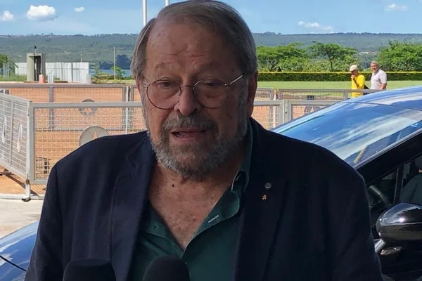 Carlos Vereza vai ao Alvorada para apoiar Regina Duarte