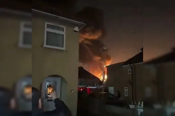 Polícia antiterrorismo é acionada "por precaução" após incêndio em Londres