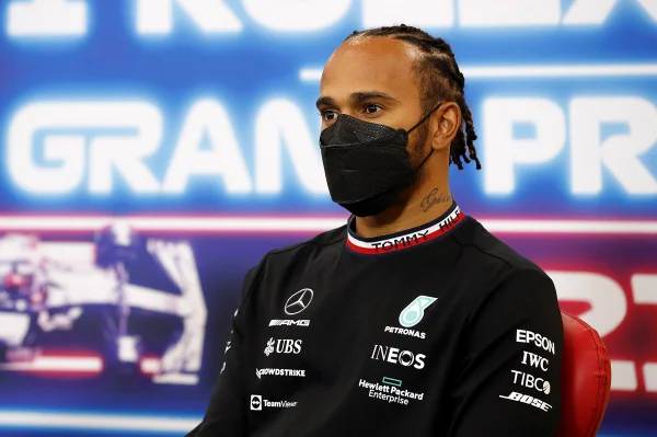 Lewis Hamilton volta a usar máscara na F1 e teme nova onda de Covid