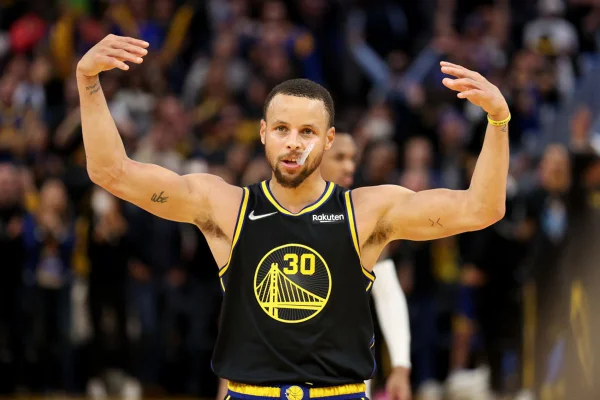 Curry ajuda Golden State a derrotar o Denver Nuggets