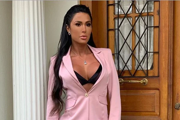 Carnavalesca. Gracyanne usa roupa com franja dourada em ensaio