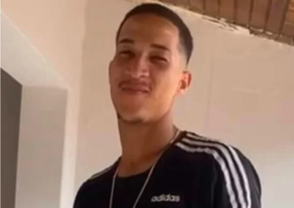 homem sorrindo