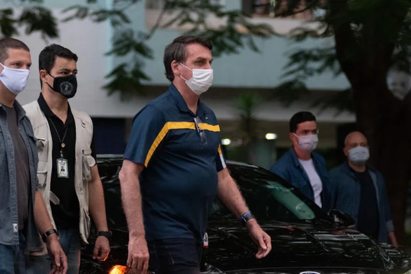 Bolsonaro sai da casa do general Ramos na 112 da Asa Sul