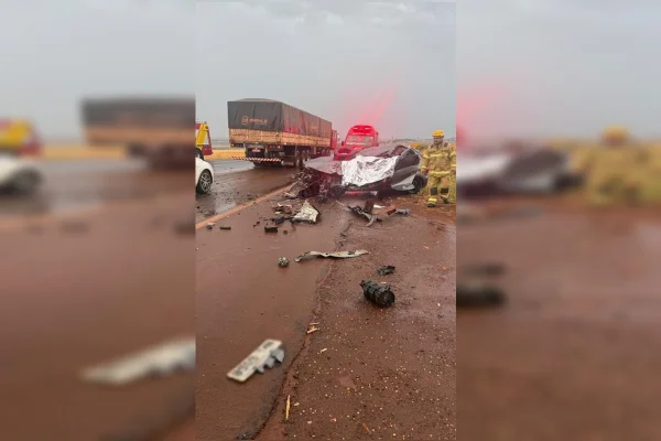 Motorista de 26 anos morre em acidente entre carro e caminhão na GO-210