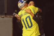 João Gomes abraça Ary Mirelle durante show João Gomes abraça Ary Mirelle durante show