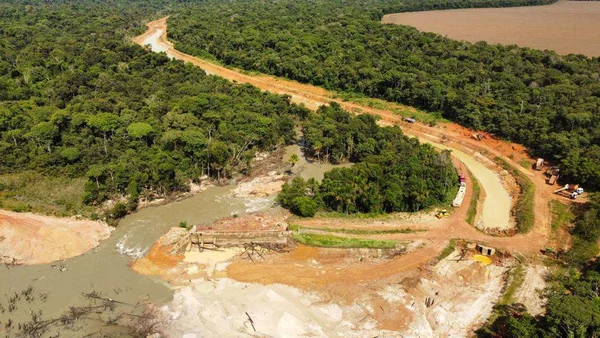 Vídeo: barragem de usina clandestina rompe em fazenda e causa estragos