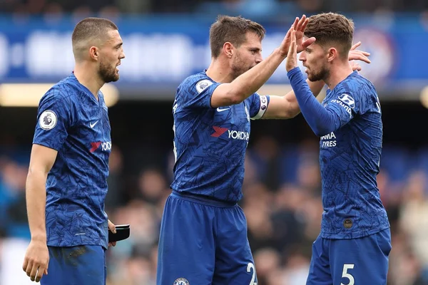 Chelsea vence o Tottenham e vê Liga dos Campeões mais perto