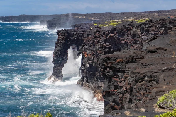 O Hōlei Sea Arch, visto nesta foto de 2022, não existe mais e desabou no Oceano Pacífico