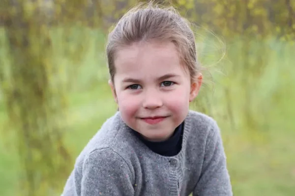 Foto colorida. Rosto da princesa Charlotte