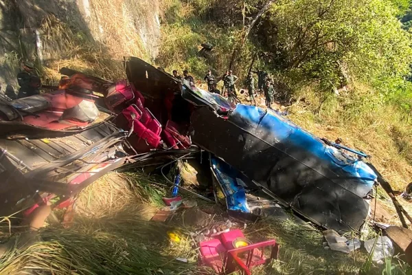 Imagem colorida, autocarro destruido após acidente no Sri Lanka - Metrópoles
