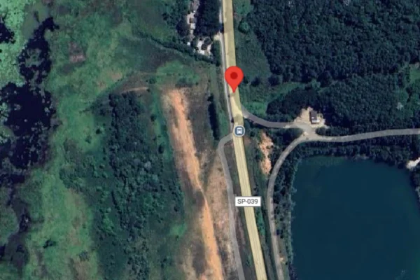 Área de preservação permanente (APP), na Mata Atlântica, em que homem construiu casa com lago e piscina. - Metrópoles