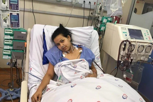 Imagem colorida de jovem hospitalizada