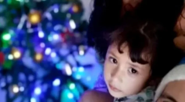 Imagem colorida, criança olhando para a câmera