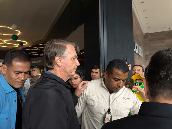 Indisposto, Jair Bolsonaro deixa evento em frigorífico de Goiânia
