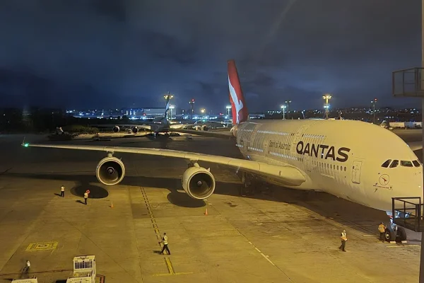 Imagem colorida de avião em Guarulhos. Metrópoles