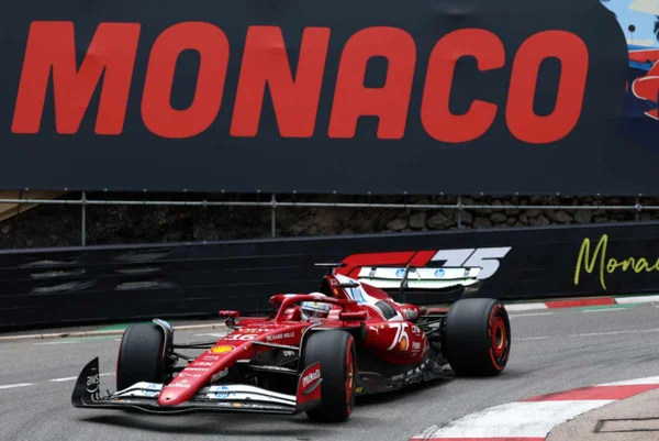 Imagem colorida de carro da Ferrair, no GP de Monaco, da Fórmula 1- Metrópoles