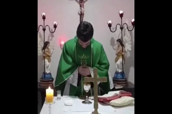 Padre tem crise de riso enquanto celebra missa e diverte internautas