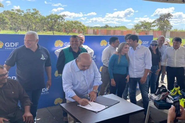 Ibaneis assina ordem de serviço para início das obras de construção e manutenção de calçadas com acessibilidade no Itapoã ao lado de autoridades - Metrópoles