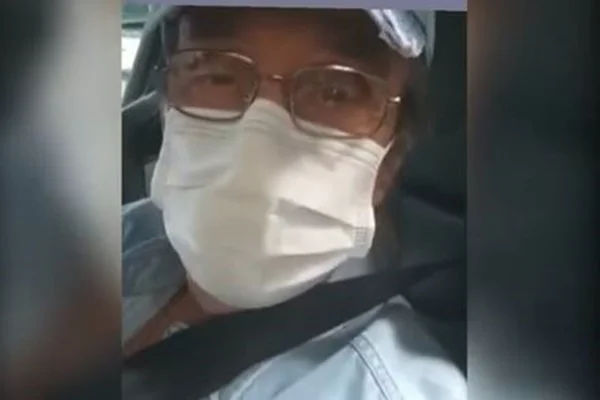 Vídeo: aos 79 anos, Roberto Carlos recebe a 1ª dose da vacina no Rio