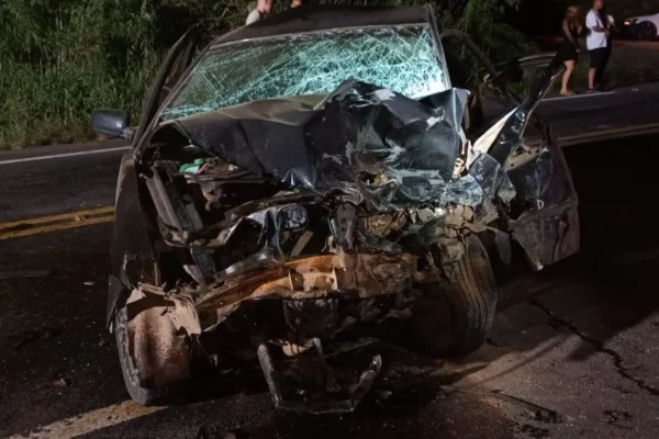 Foto colorida de carro que bateu de frente em acidente em rodovia de Santa Catarina