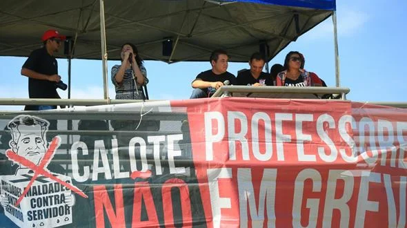 MP quer saber se Secretaria de Educação está cortando o ponto de professores grevistas