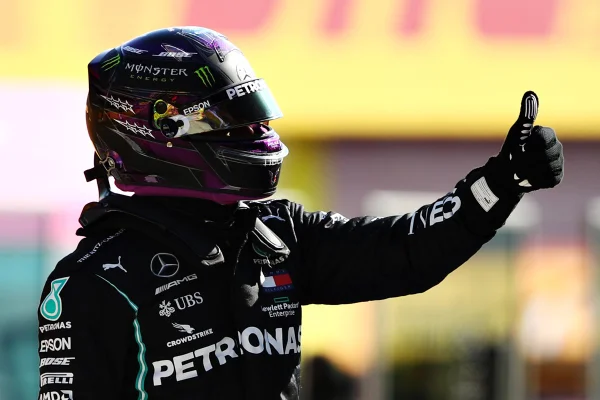 Hamilton supera Bottas por 0s059 e conquista 95ª pole na Fórmula 1