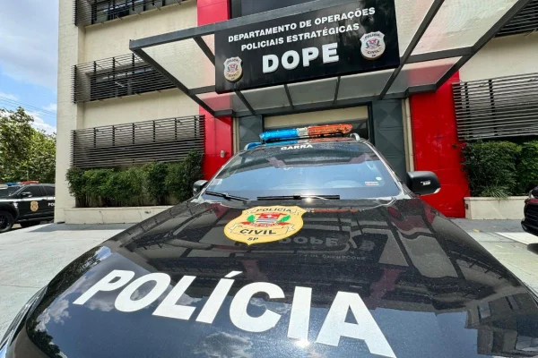 Imagem colorida de uma viatura preta em frente ao Departamento de Operações Policiais Estratégicas (DOPE) - Metrópoles