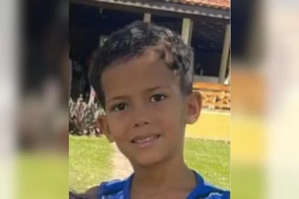 Imagem colorida de menino de 6 anos achado morto em casa de Marília - Metrópoles