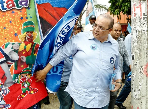 Com direito a cerveja e mocotó, Ibaneis faz campanha em Ceilândia