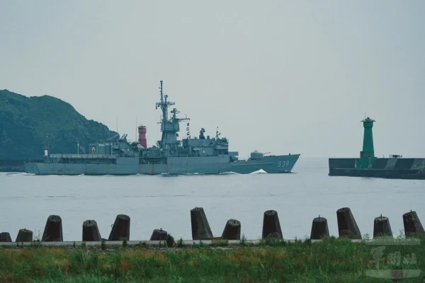 Imagem colorida mostra navio de guerra de Taiwan - Metrópoles