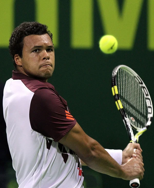 Tsonga reage a pneu, bate Rafael Nadal e vai à final em Xangai