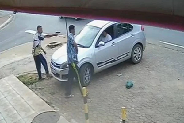 Vídeo: motorista em carro parado é ameaçado de morte durante assalto