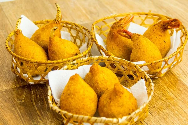 Aprenda uma simples e rápida receita de coxinha de camarão