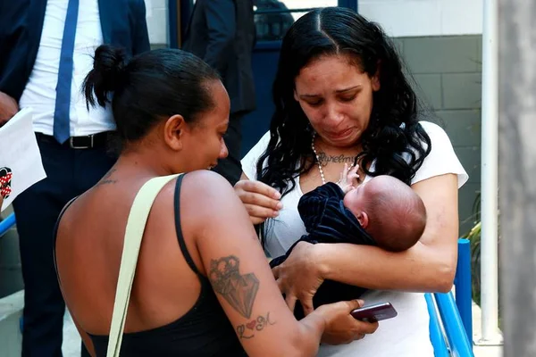 Com recém-nascido nos braços, presa por furtar comida deixa presídio