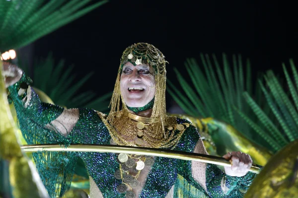 Imagem colorida de Ney Matogrosso no desfile da Imperatriz Leopoldinense no Carnaval 2026 - Metrópoles