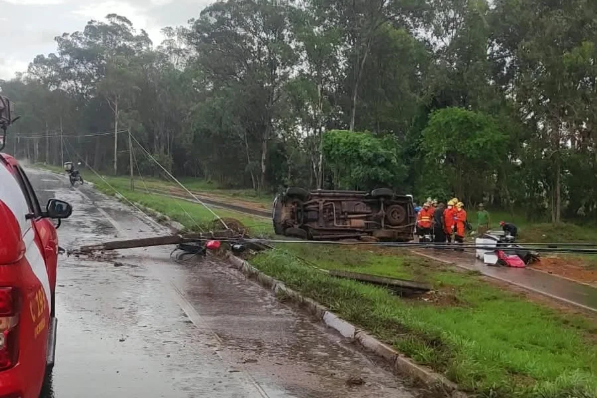 Motorista fica ferido ao derrubar poste de luz no Park Way com caminhonete - imagem 1 Motorista fica ferido ao derrubar poste de luz no Park Way com caminhonete - imagem 1