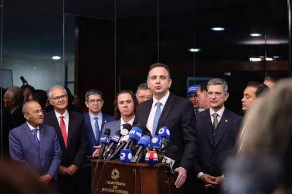 Senador Rodrigo Pacheco e políticos