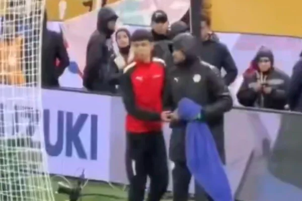 Gandulas tentam roubar toalha de goleiro na final da Copa Africana