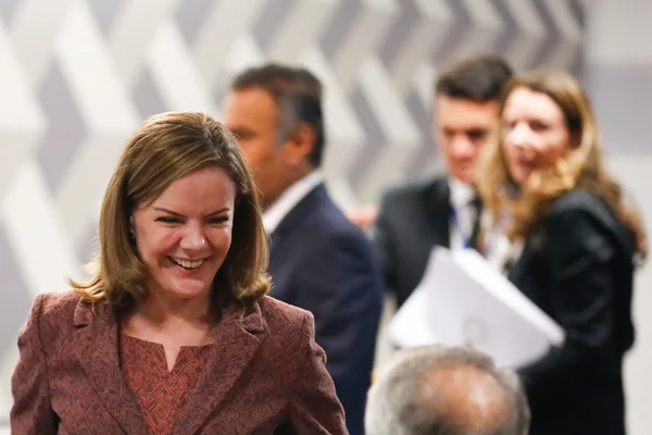 Presidente nacional do PT, Gleisi comemora com ganhadores da Mega-Sena