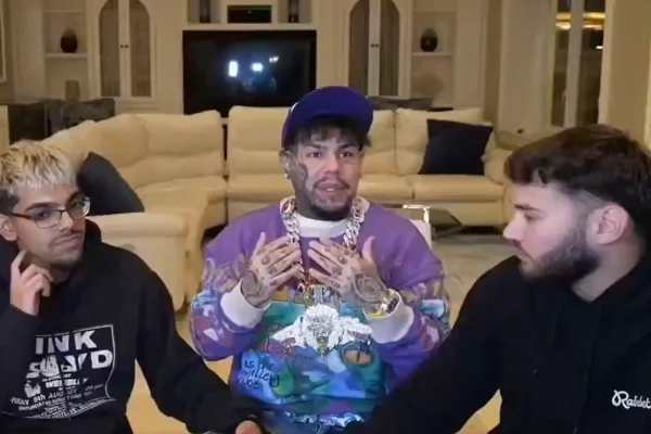 6ix9ine em live com dois amigos - Metrópoles
