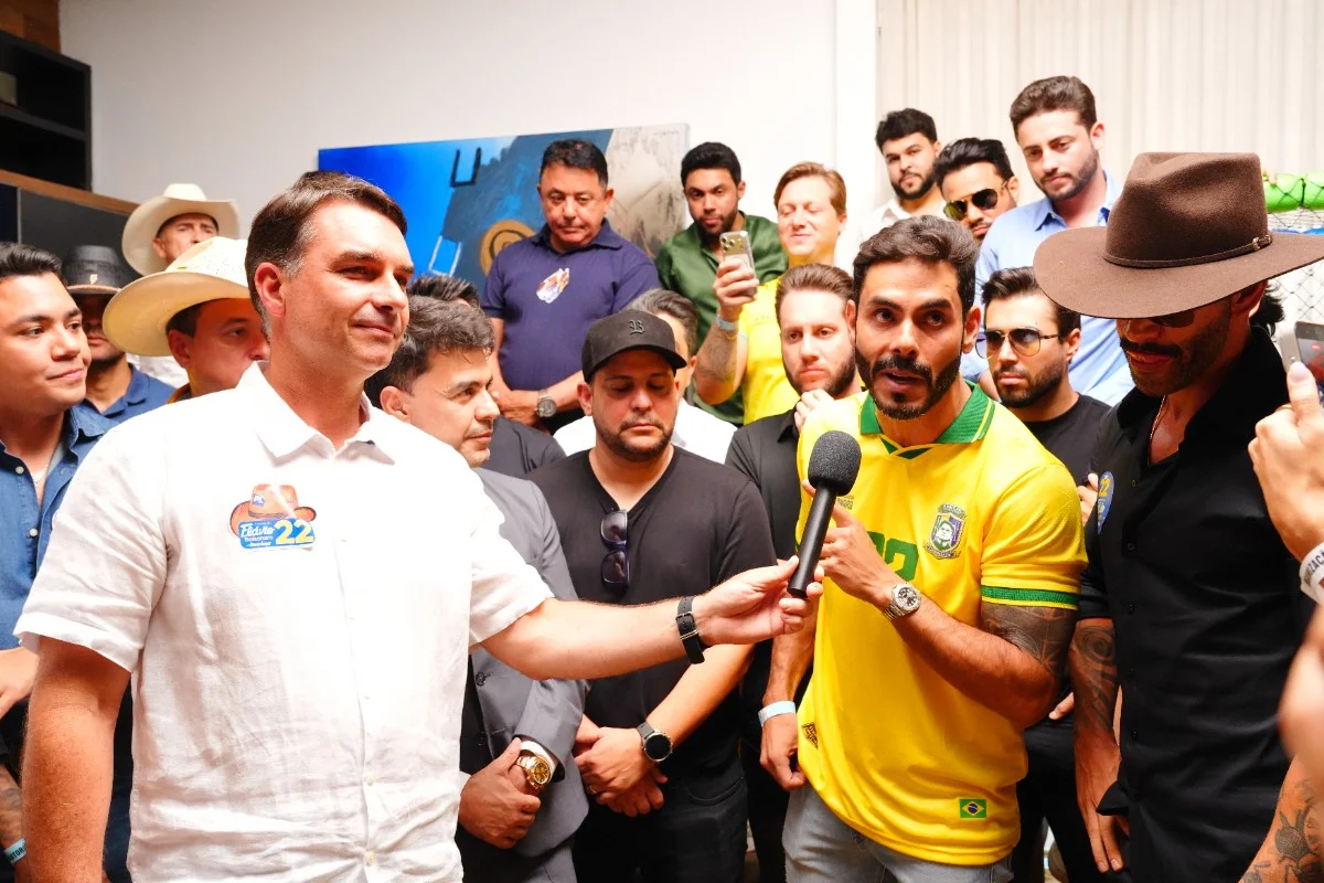 Flávio Bolsonaro recebe apoio de mais de 30 cantores sertanejos em Goiás Flávio Bolsonaro recebe apoio de mais de 30 cantores sertanejos em Goiás