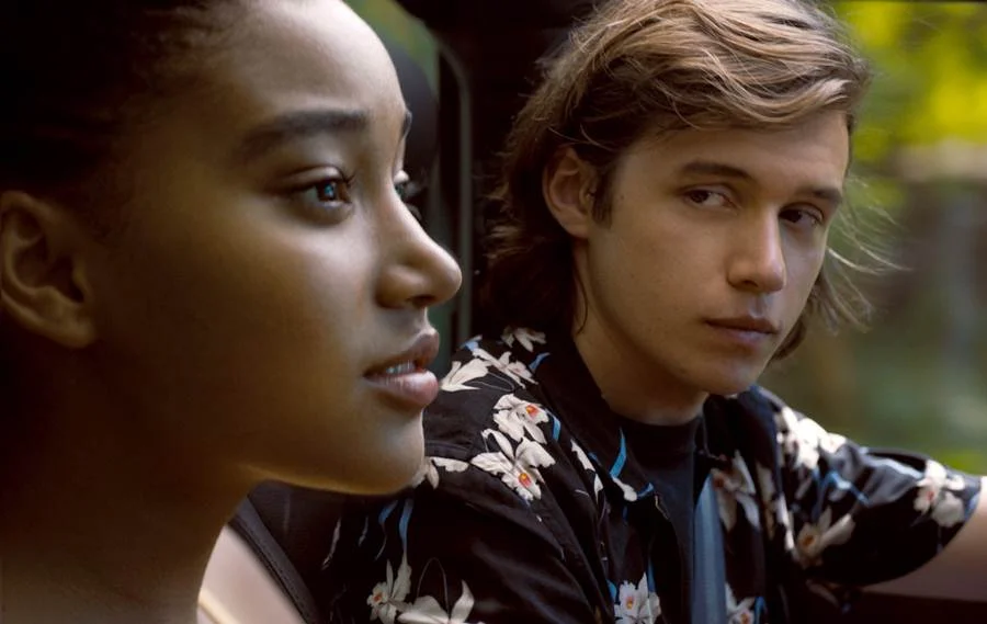 <a href="http://www.metropoles.com/filme/tudo-e-todas-as-coisas" target="_blank">"Tudo e Todas as Coisas"</a> narra o primeiro amor de uma garota prestes a completar 18 anos. A diferença para qualquer outra jovem é que ela nunca pôde sair de casa. Na infância, foi diagnosticada com Síndrome da Imunodeficiência Combinada. Segundo longa da canadense Stella Meghie. <a href="https://www.youtube.com/watch?v=A0Oe_vPkZHQ" target="_blank">Veja trailer</a> <a href="http://www.metropoles.com/filme/tudo-e-todas-as-coisas" target="_blank">"Tudo e Todas as Coisas"</a> narra o primeiro amor de uma garota prestes a completar 18 anos. A diferença para qualquer outra jovem é que ela nunca pôde sair de casa. Na infância, foi diagnosticada com Síndrome da Imunodeficiência Combinada. Segundo longa da canadense Stella Meghie. <a href="https://www.youtube.com/watch?v=A0Oe_vPkZHQ" target="_blank">Veja trailer</a>