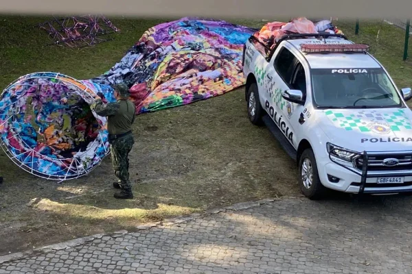 Foto colorida de balão apreendido em Santo André, na Grande SP, pela Polícia Militar Ambiental. - Metrópoles