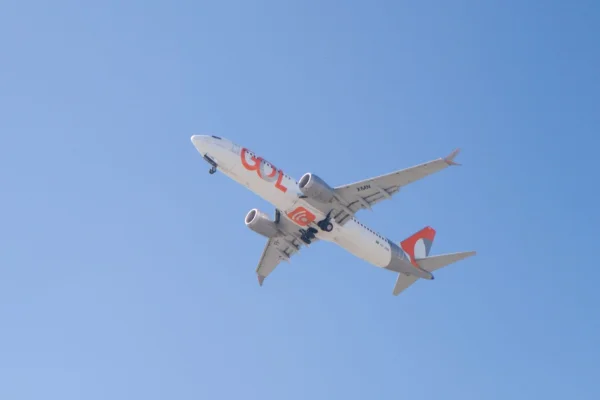 Imagem mostra avião decolando em Congonhas - Metrópoles