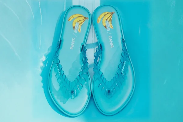 foto com cor. tendência dos jelly shoes - metrópoles