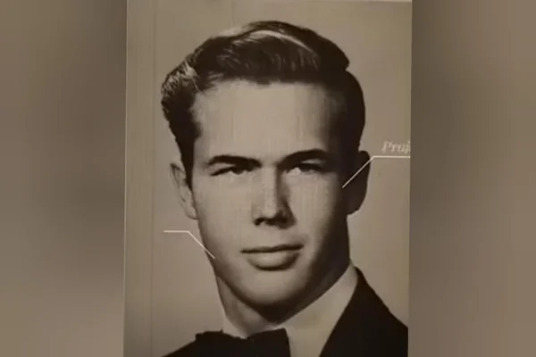 Foto antiga em tons sépia mostra homem olhando a câmera
