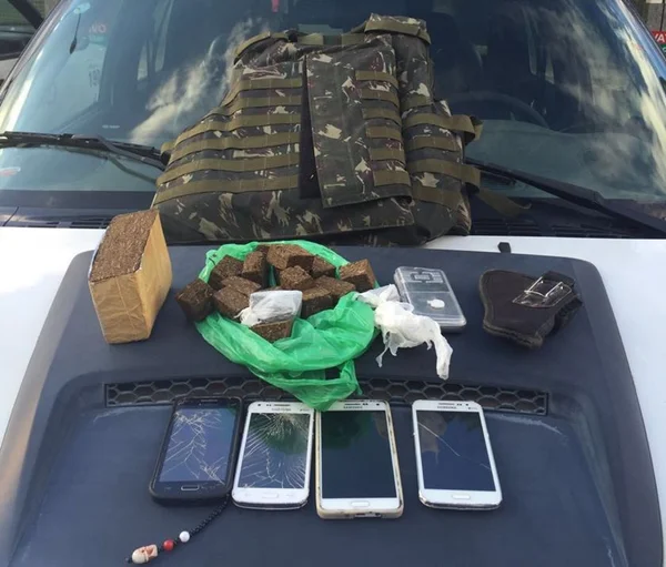 Polícia apreende colete do Exército e drogas em boca de fumo