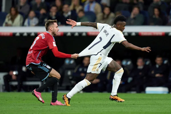 Oscar Mingueza do RC Celta agarra Vinicius Junior do Real Madrid em partida da LaLiga EA Sports