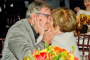 Glória Menezes e Tarcísio Meira dão beijão