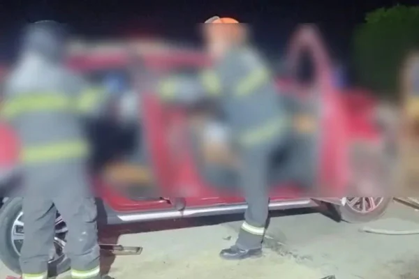 Foto colorida e borrada do Corpo de Bombeiros no local do acidente - Metrópoles